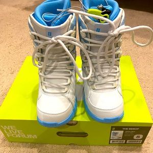 Womens snowboard boots size 5 new in box NIB forum